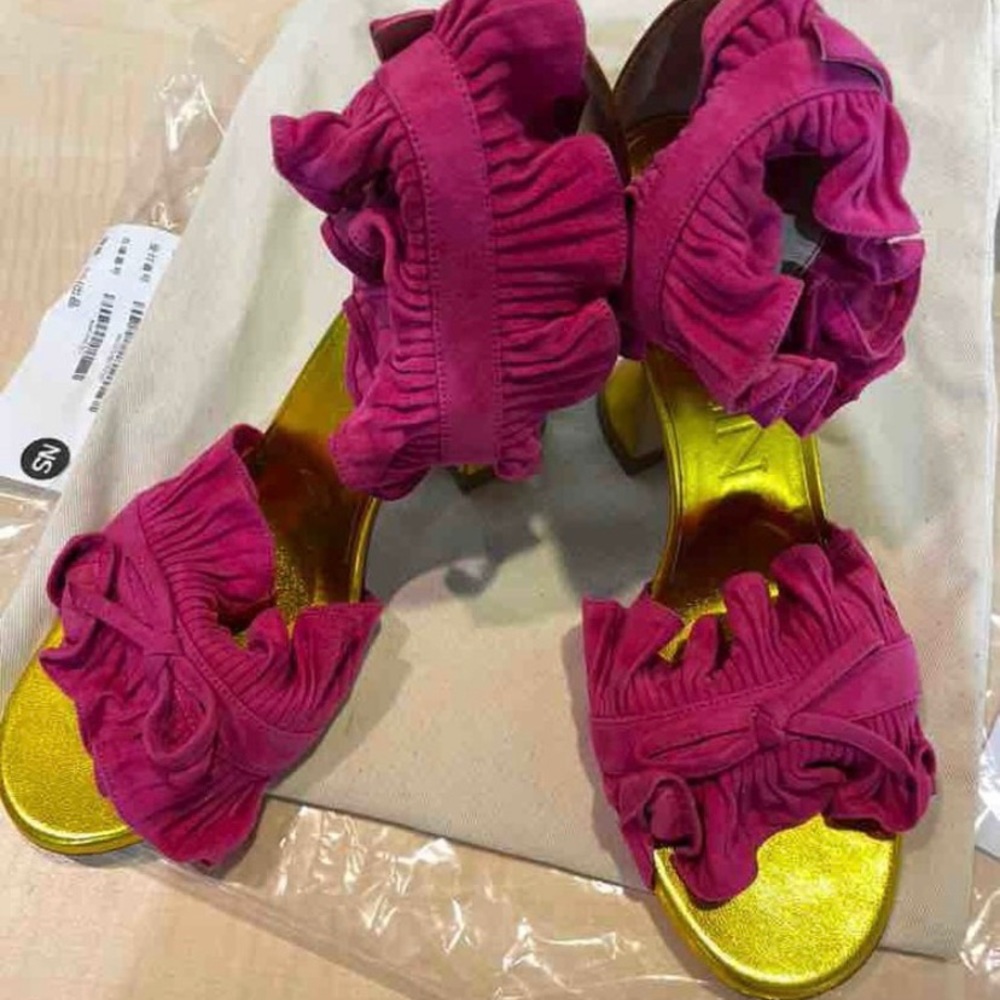 LANVIN Paris Suede Frushia And Gold Suede Sandals Size 37. Made In Italy